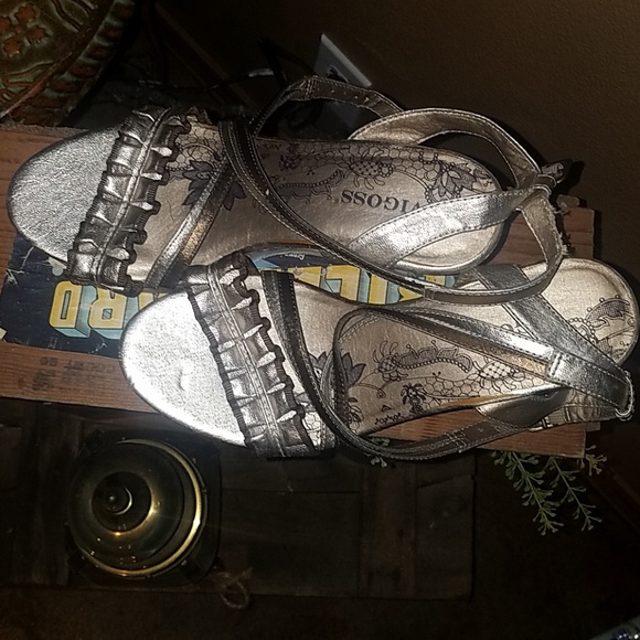 Shoes - Picture 2 of 4